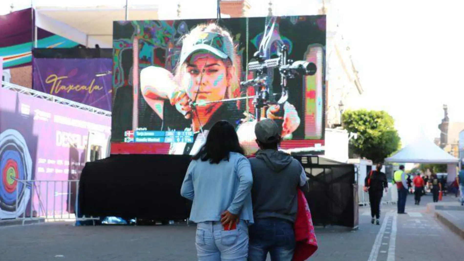 Las finales de tiro con arco se pueden ver en las pantallas instaladas en la plaza 